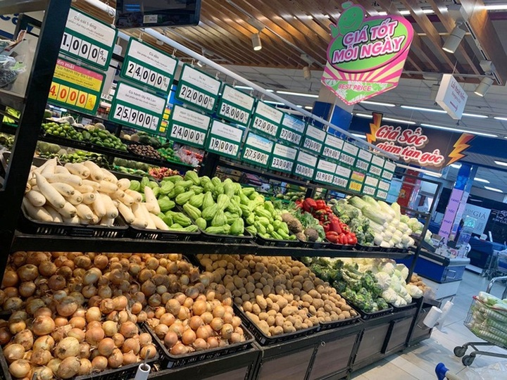 TPHCM: Xuất hiện việc gom hàng giá rẻ trong siêu thị ra ngoài bán kiếm lời - 2