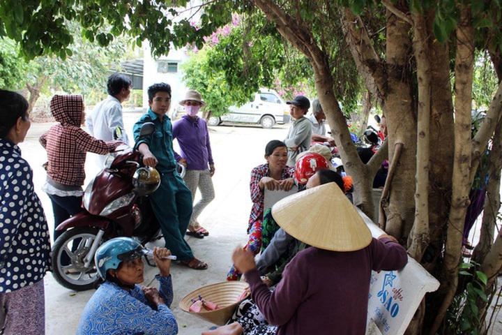 Hàng chục người dân nghi ngờ mình bị lừa nên đến cơ quan chức năng để trình báo