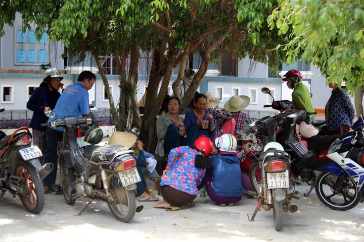 Nhiều người dân tập trung chờ đợi kết quả điều tra của cơ quan công an, mong lấy lại được khoản tiền đã nộp.
