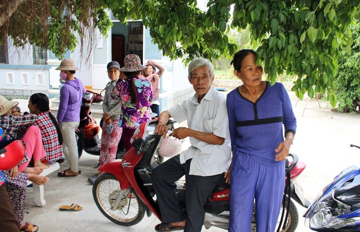 Nhiều người lớn tuổi đã tới dự và được nhóm đối tượng này ưu tiên chăm sóc.