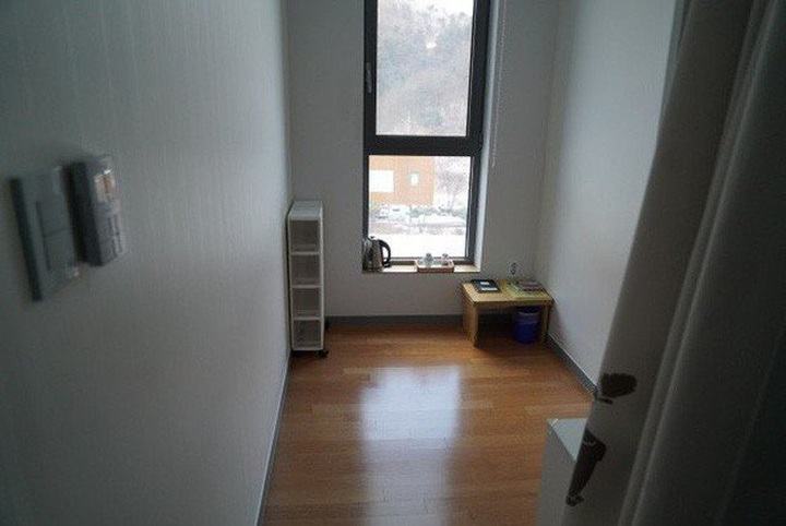 Họ phải ngủ trên sàn.