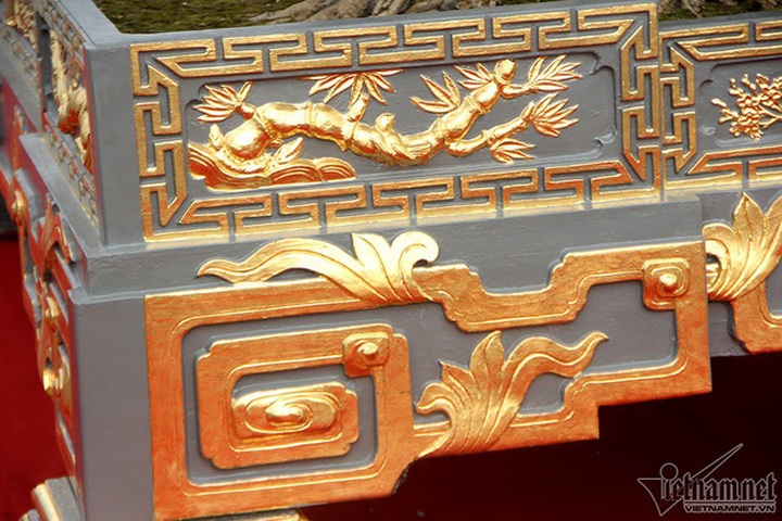Để hoàn thành những hoa văn, đường nét này, 4 người thợ phải làm liên tục trong 4 ngày đêm