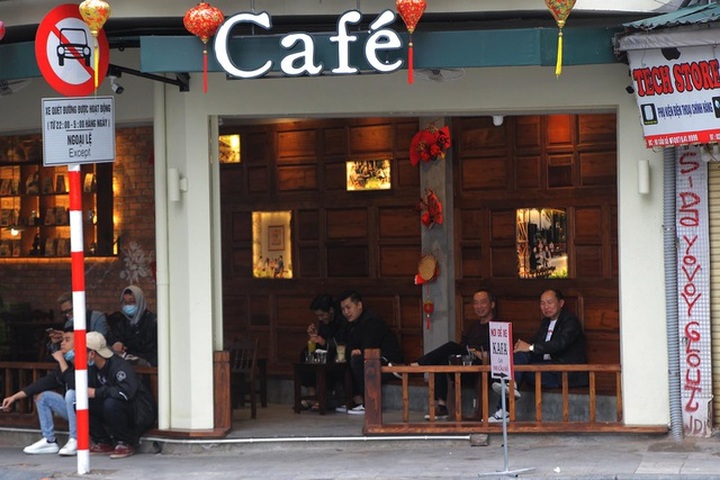Trái với kỳ vọng: Nhà hàng, quán cà phê lèo tèo khách ngày mở cửa trở lại - 1