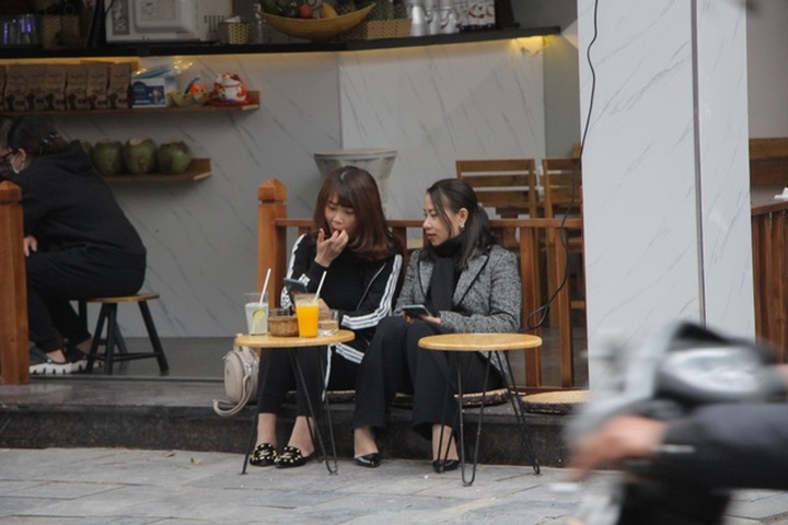 Trái với kỳ vọng: Nhà hàng, quán cà phê lèo tèo khách ngày mở cửa trở lại - 2