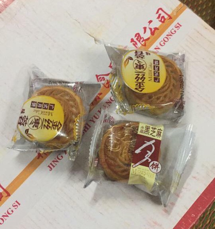 Một thùng bánh trung thu Trung Quốc vẫn còn nguyên seal. (Ảnh: Hồng Vân)