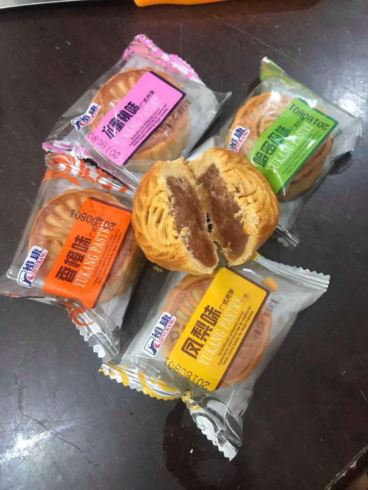 Loại bánh trung thu này có rất nhiều vị để khách hàng lựa chọn. (Ảnh: Hồng Vân)