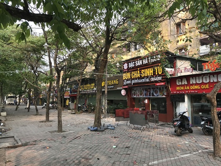 Tránh dịch Covid-19, hàng quán Hà Nội đồng loạt đóng cửa, chỉ nhận ship - 1