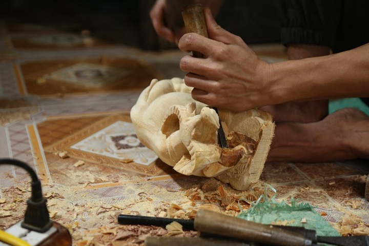 Trâu gỗ đắt như tôm tươi, thợ đục thu về tiền triệu mỗi ngày - 14