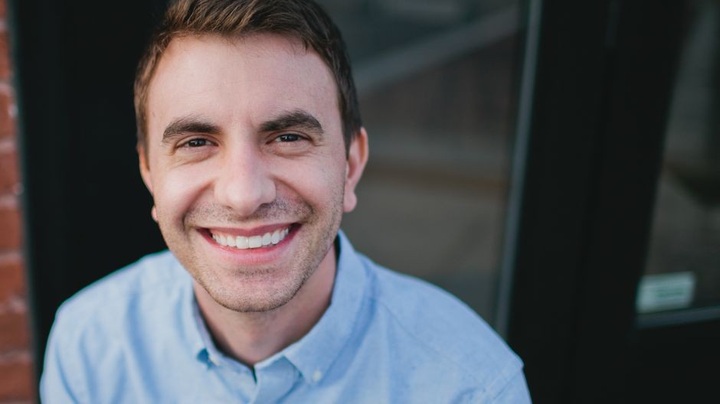 Triệu phú tự thân nghỉ hưu ở tuổi 37 khuyên không nên tiết kiệm tiền - Ảnh 1.