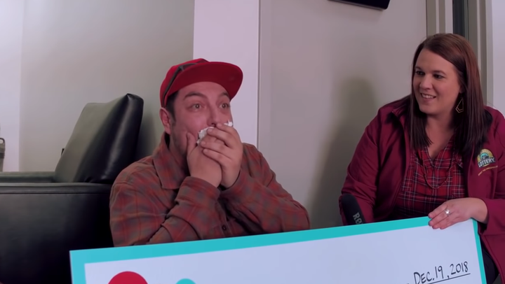 Trúng số gần 6 tỷ đồng, người đàn ông vô gia cư bỗng chốc đổi đời - Ảnh 1.