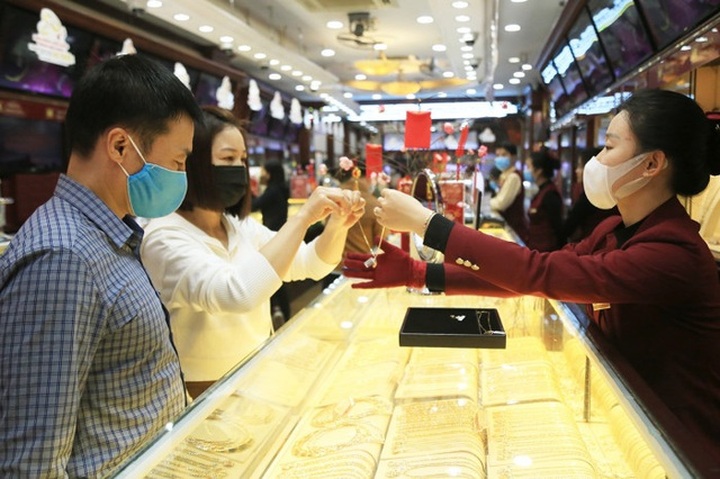 TS. Lê Xuân Nghĩa: Ép lãi suất thấp, tiền sẽ đổ vào vàng, bất động sản - 2