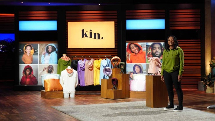 Từ sự cố rụng tóc, cô gái mở công ty sản xuất áo có mũ bảo vệ đầu - 1