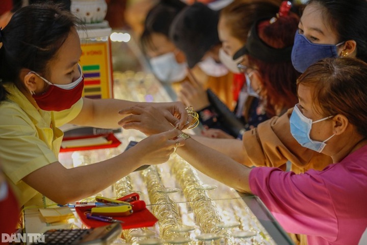 Tuần bùng nổ của giá vàng: Tăng 2 triệu đồng/lượng rồi đi xuống - 1