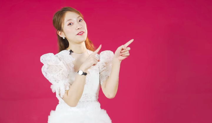 Tuổi 20, hot girl 7 thứ tiếng Khánh Vy tự sắm ô tô, mua đất tặng bố mẹ - 1