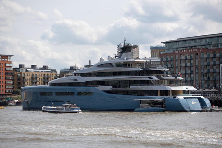 Siêu du thuyền Aviva của tỷ phú Joe Lewis nằm trong top 50 chiếc du thuyền dài nhất thế giới. (Nguồn: WENN)