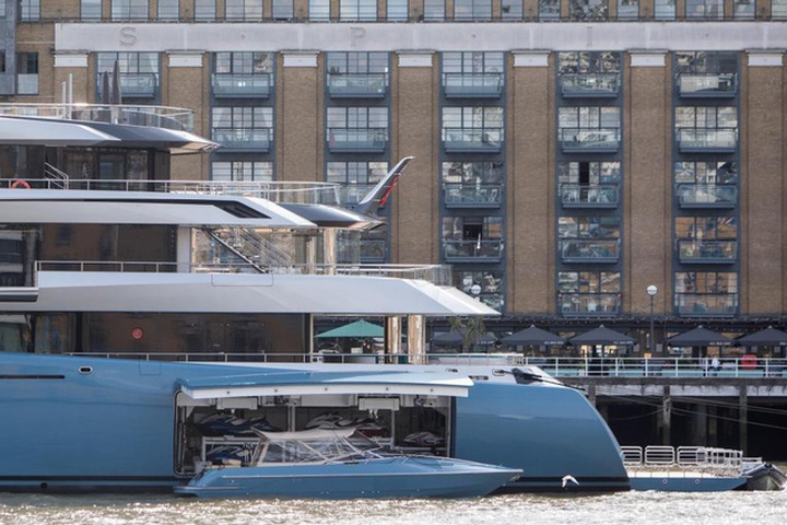 Du thuyền thậm chí còn có tàu cao tốc và ván trượt. (Nguồn: WENN)