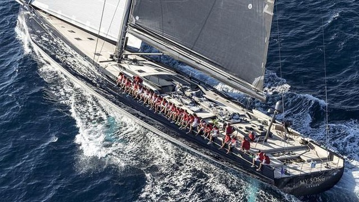 Tỷ phú “khóc ròng” vì siêu du thuyền 38 triệu USD bị rơi khỏi tàu chở hàng, mất tích dưới biển - 1