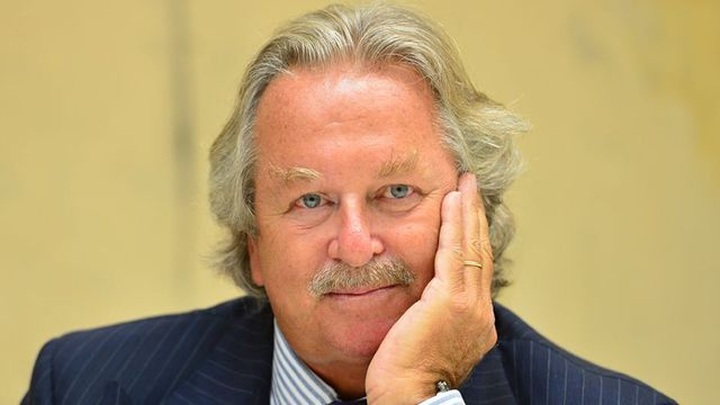 Tỷ phú “khóc ròng” vì siêu du thuyền 38 triệu USD bị rơi khỏi tàu chở hàng, mất tích dưới biển - 2