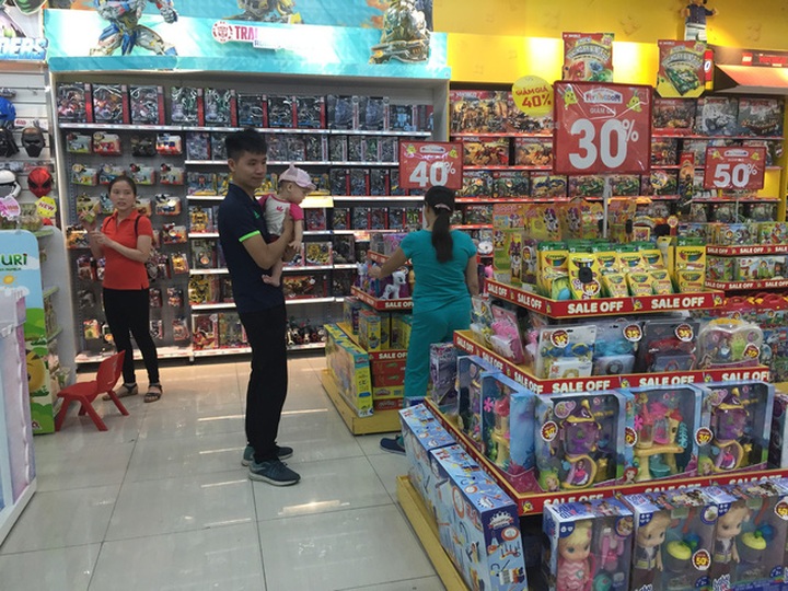 Đồ chơi nhập khẩu được bán chủ yếu tại các trung tâm thương mại
