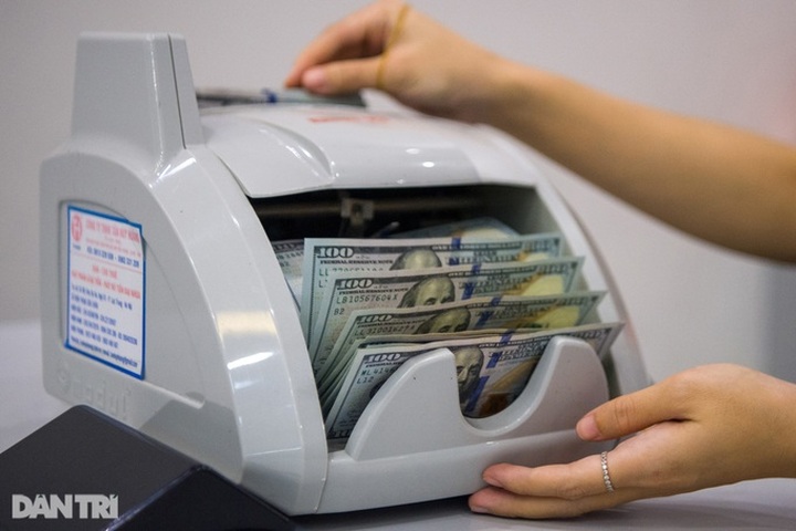 Vàng trong nước ngược chiều thế giới, mất mốc 67 triệu đồng/lượng - 2