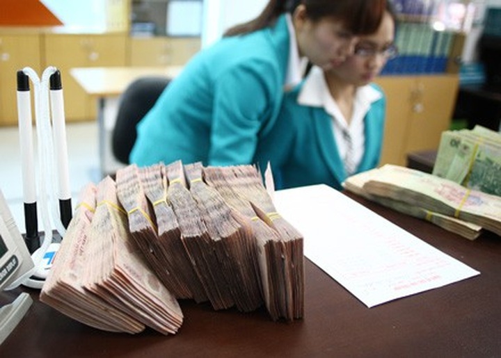 
Sau BIDV, 2 ông lớn trong khối ngân hàng thương mại có vốn chi phối của Nhà nước là VietinBank và Agribank đã có động thái tăng lãi suất huy động ở một số kỳ hạn.
