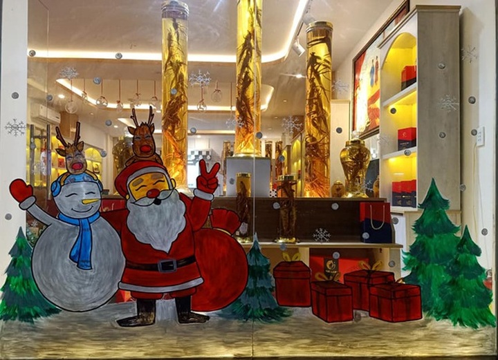 Vẽ ông già Noel trên kính: Nghệ thuật múa bút hái ra tiền - 1
