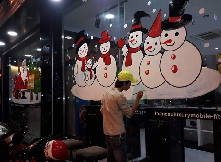Vẽ ông già Noel trên kính: Nghệ thuật múa bút hái ra tiền - 2