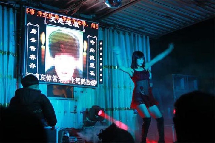 Việc nhẹ lương cao, khóc thuê kiếm hàng trăm triệu đồng mỗi năm - 2