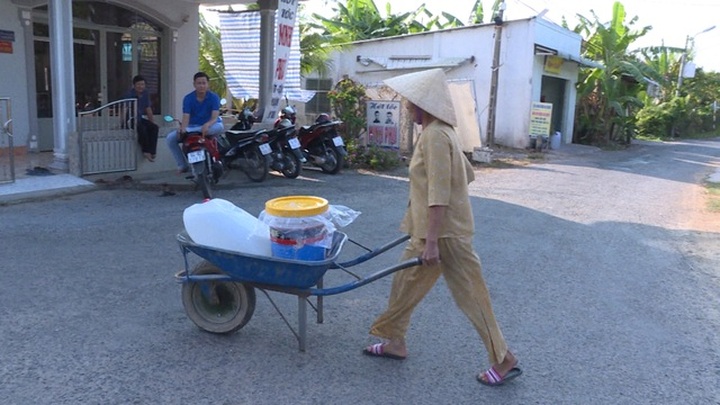 Vĩnh Long: Điều xe chữa cháy cấp nước sạch cho người dân vùng mặn - 3