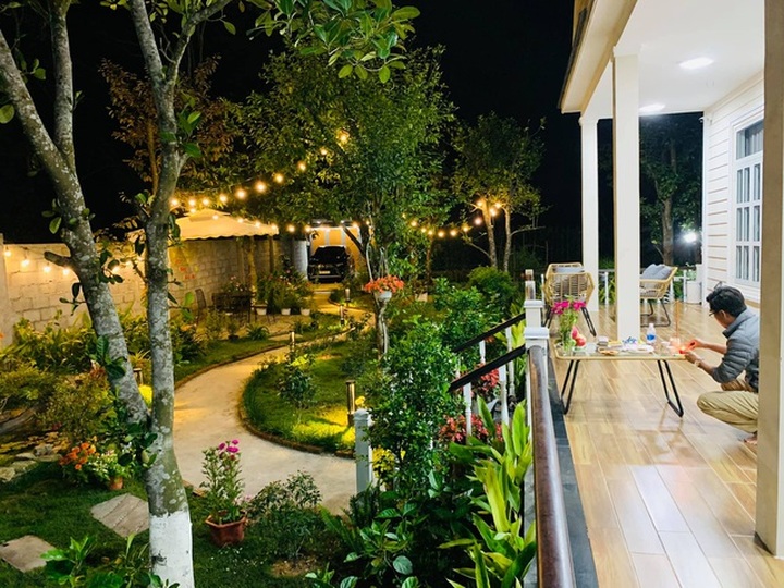 Vợ chồng trốn dịch về ngoại ô uống trà, ngắm hoa trong biệt thự đẹp mê - 13