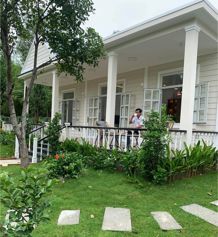 Vợ chồng trốn dịch về ngoại ô uống trà, ngắm hoa trong biệt thự đẹp mê - 4