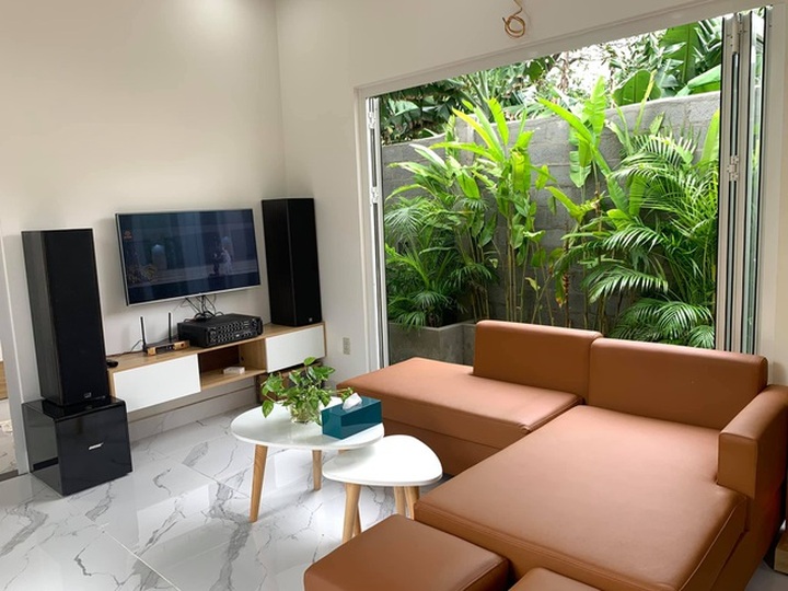 Vợ chồng trốn dịch về ngoại ô uống trà, ngắm hoa trong biệt thự đẹp mê - 6