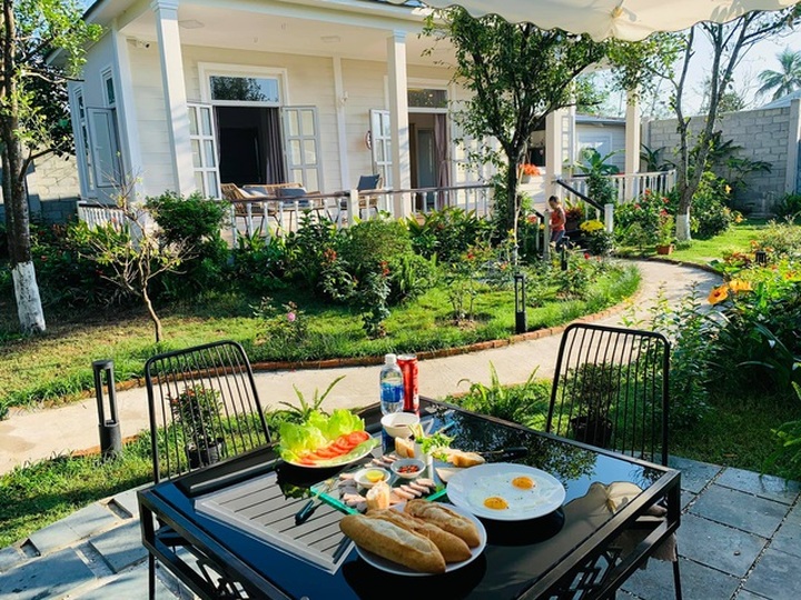 Vợ chồng trốn dịch về ngoại ô uống trà, ngắm hoa trong biệt thự đẹp mê - 8