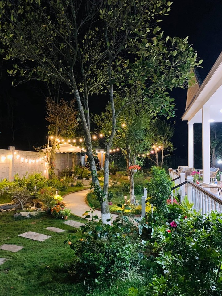 Vợ chồng trốn dịch về ngoại ô uống trà, ngắm hoa trong biệt thự đẹp mê - 9