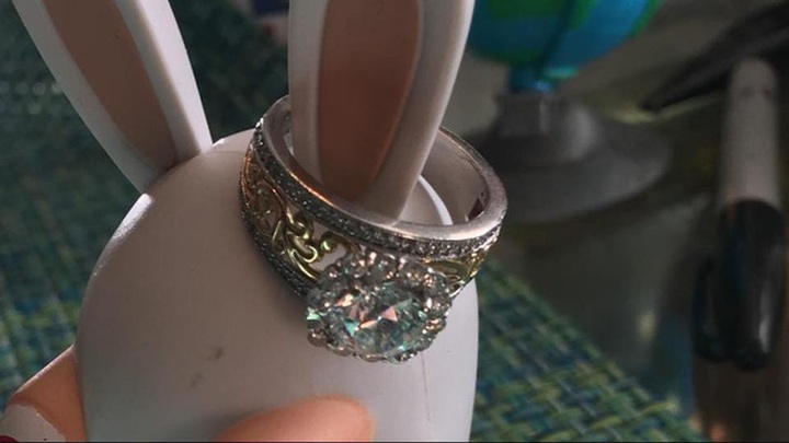 Chiếc nhẫn vàng, bạch kim, kim cương có giá 20.000 USD được ông Miller tìm thấy ngoài biển. (Nguồn: Terry Miller)