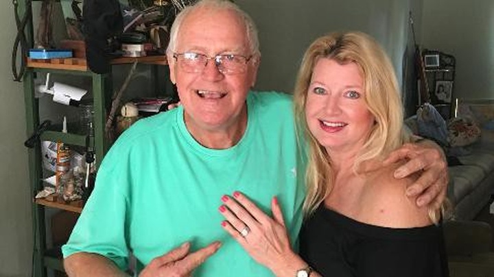 Ông Miller chụp ảnh kỷ niệm cùng Laura Einstein, chủ nhân của chiếc nhẫn khi ông trả nó về với chủ. (Nguồn: Terry Miller)