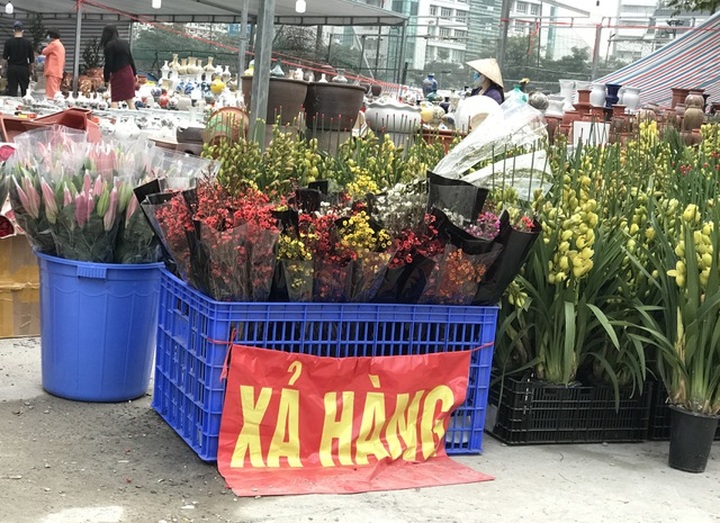 Vỡ mộng làm giàu ngày Tết: Dân buôn thời vụ lỗ nặng, méo mặt với hàng tồn - 2