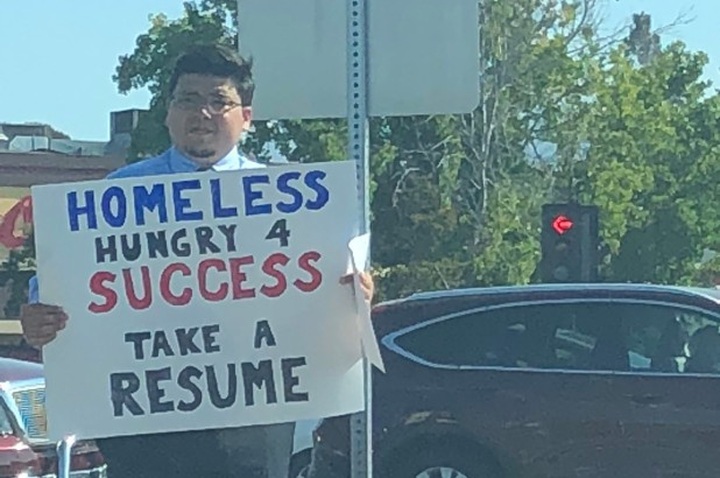 David Casarez đứng cầm biển hiệu chứng tỏ anh luôn nóng lòng vươn tới thành công. (Nguồn: New York Post)