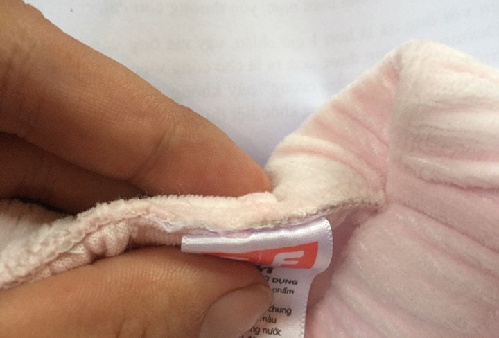 Sản phẩm quần áo trẻ em ông Trương Đình Công Vĩnh mua tại một cửa hàng của Con Cưng có dấu hiệu bị cắt tem nhãn, ảnh chụp ngày 8/8. Ảnh: Đại Việt