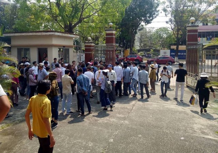 Dân vây công ty bất động sản đòi sổ đỏ