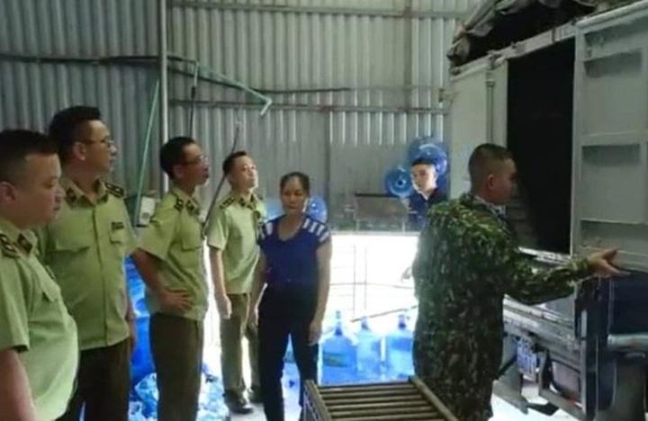 Vụ lấy nước mương thải đóng bình “tinh khiết”: Tiêu thụ cả ở các trường học - 3