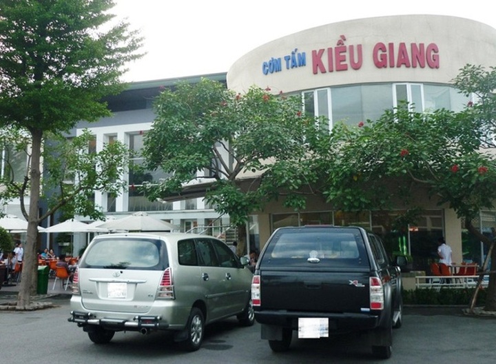 Quán cơm tấm Kiều Giang là một trong những quán ăn nổi tiếng ở Sài Gòn suốt hàng chục năm qua.