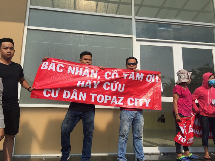 Cư dân cho biết, họ đến để yêu cầu Vạn Thái Land đối thoại, tổ chức hội nghị nhà chung cư, đòi bàn giao quỹ bảo trì và sổ hồng sau gần 2 năm dọn về ở.