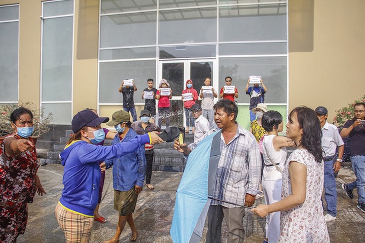 Cư dân cho biết, họ đến để yêu cầu Vạn Thái Land đối thoại, tổ chức hội nghị nhà chung cư, đòi bàn giao quỹ bảo trì và sổ hồng sau gần 2 năm dọn về ở.