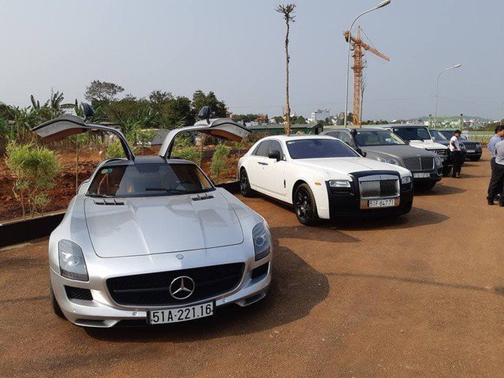 
Dàn siêu xe, xe siêu sang của ông trùm cafe Việt được trưng bày tại Buôn Ma Thuột.
