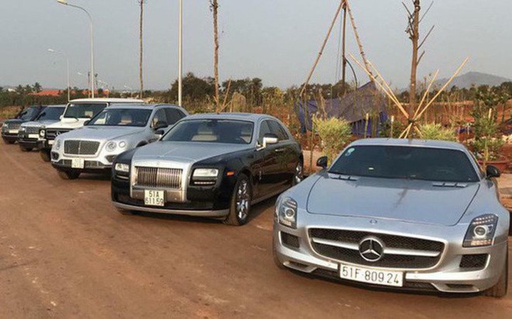 
Bộ sưu tập siêu xe của ông chủ Trung Nguyên đến nay còn khá bí ẩn.
