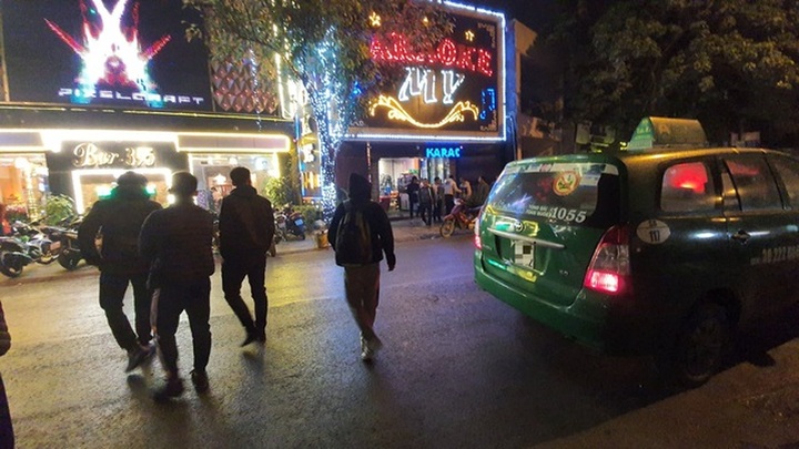 Vừa mở cửa trở lại, quán karaoke đã kiếm 30 triệu đồng/ngày - 3