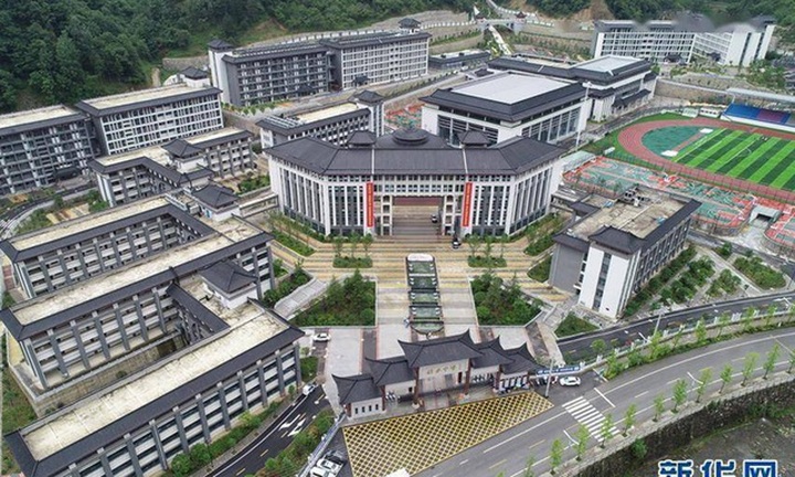 Vừa thoát nghèo, huyện Trung Quốc lại chi 100 triệu USD xây trường học - 1