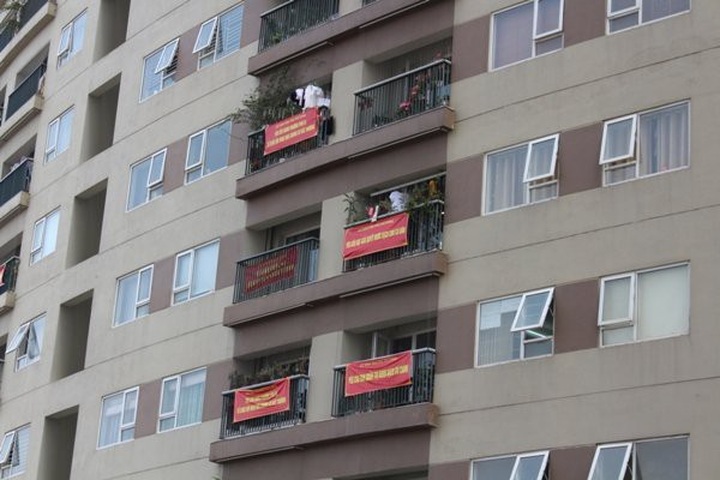 Căng khẩu hiệu phản đối chủ đầu tư