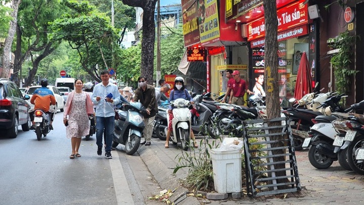 Xách bao tiền đi mua vàng, cửa hàng xin nợ vàng vì bị khách “vét” sạch - 1